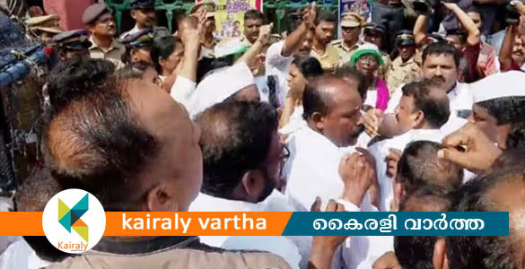 യുഡിഎഫിന്‍റെ സെക്രട്ടേറിയറ്റ് വളയൽ; സമരക്കാരും പൊലീസും തമ്മിൽ സംഘർഷം