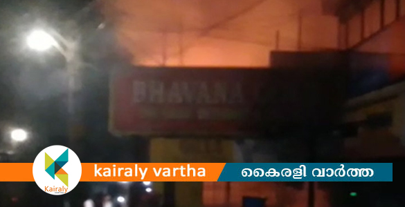 കൊല്ലം പുനലൂരിൽ വ്യാപാര സ്ഥാപനങ്ങൾക്ക് തീ പിടിച്ചു; ആളപായമില്ല