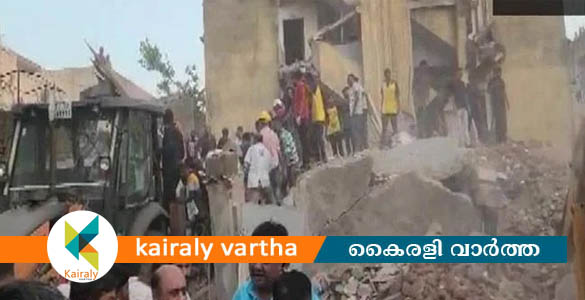ഗു​ജ​റാ​ത്തി​ല്‍ ബ​ഹു​നി​ല മ​ന്ദി​രം ത​ക​ര്‍​ന്നു​വീ​ണ് മൂ​ന്നു​പേ​ര്‍ മ​രി​ച്ചു; അ​ഞ്ച്‌​പേ​ര്‍​ക്ക് പ​രി​ക്ക്