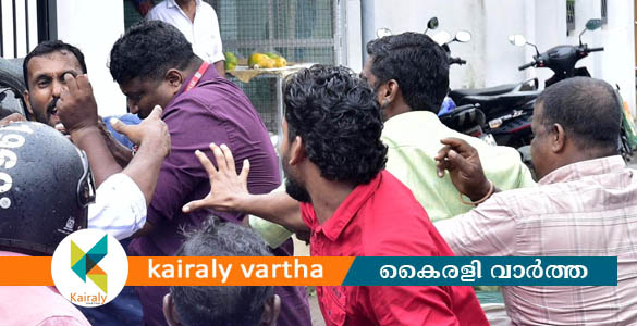 ബസ് സര്‍വീസ് മുടക്കി തൊഴിലാളി സമരം: ലോട്ടറി വിറ്റ് ബസുടമ; മാധ്യമപ്രവര്‍ത്തകന് മര്‍ദനം