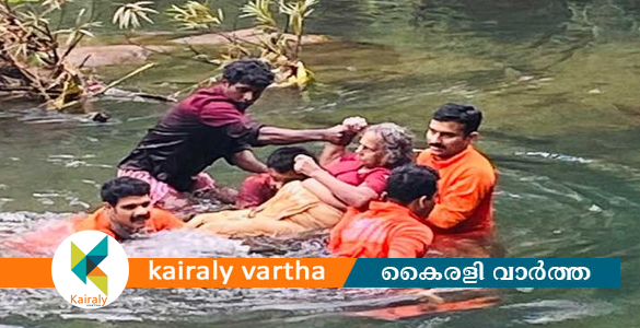 കട്ടിപ്പാറയിൽ പുഴയിൽ ഒഴുക്കിൽപ്പെട്ട വയോധികയെ രക്ഷപ്പെടുത്തി