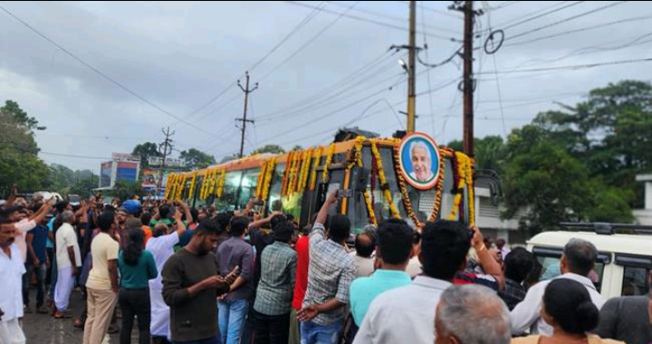 ജനനായകന്റെ അന്ത്യയാത്ര 24 മണിക്കൂർ പിന്നിട്ട് ജന്മനാട്ടിലേക്ക്: ജനസാഗരമായി അക്ഷരനഗരം