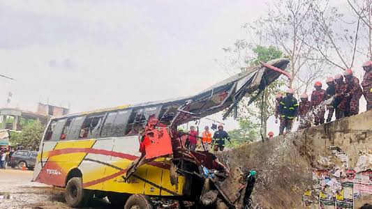 ബ​സ് കു​ള​ത്തി​ലേ​ക്ക് മ​റി​ഞ്ഞ് 19 പേ​ർ മ​രി​ച്ചു: 33 പേ​ർ​ക്ക് പ​രി​ക്ക്