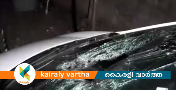 അയല്‍വാസികള്‍ തമ്മില്‍ തര്‍ക്കം: കാർ അടിച്ചുതക‍ർത്തു; പെട്രോൾ ഒഴിച്ച് കത്തിക്കാനും ശ്രമം