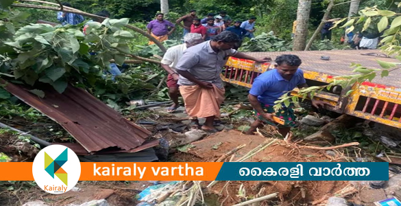 തിരുവനന്തപുരത്ത് ലോറി വെയിറ്റിംഗ് ഷെഡ്ഡിലേക്ക് ഇടിച്ചുകയറി; ഒരു സ്ത്രീ മരിച്ചു