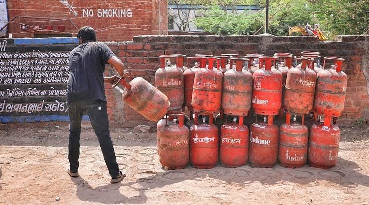 ആശ്വാസം രണ്ട് മാസത്തില്‍ ഒതുങ്ങി; പാചക വാതക വില വീണ്ടും കൂട്ടി