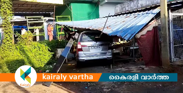 അതിരപ്പിള്ളിയിൽ കാർ കടയിലേക്ക് ഇടിച്ചു കയറി; 2 പേർക്ക് പരിക്ക്