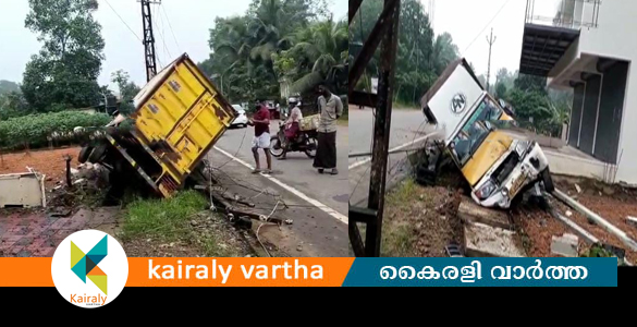 പാലാ പൊന്‍കുന്നം റോഡില്‍  നിയന്ത്രണം വിട്ട പിക്ക് അപ്പ് വാന്‍ ഇലക്ട്രിക്ക് പോസ്റ്റ് ഇടിച്ചു തകര്‍ത്തു