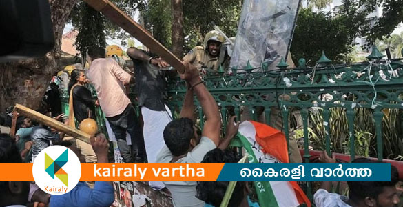 കെ എസ് യു സമരം: പൊലിസിന് നേരെ മുട്ടയിൽ മുളക്പൊടി പ്രയോഗവും ഗോലി ഏറും