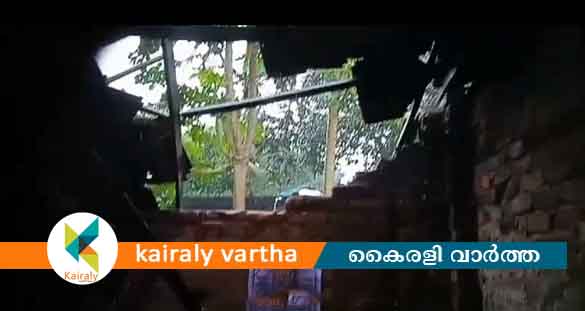കോട്ടയത്ത്‌ കനത്ത മഴയിലും കാറ്റിലും വീടിന്‍റെ മേൽക്കൂര തകർന്നു