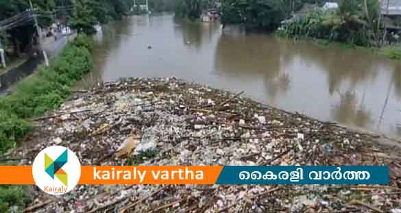 മീനച്ചിലാറ്റിൽ ഒഴുക്ക് ശക്തം; താഴത്തങ്ങാടി പാലത്തിന് താഴെ പ്ലാസ്റ്റിക് മാലിന്യം അടിഞ്ഞ് കൂടി