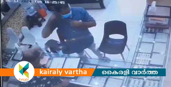 ചങ്ങനാശ്ശേരിയിലെ ജ്വല്ലറിയിൽ നിന്നും സ്വർണ മാലകളുമായി യുവാവ് ഓടി രക്ഷപ്പെട്ടു