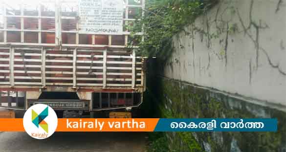 മുന്നോട്ട് ഉരുണ്ട ലോറിയില്‍ ചാടിക്കയറുന്നതിനിടെ താഴെ വീണ് ഡ്രൈവർക്ക് ദാരുണാന്ത്യം