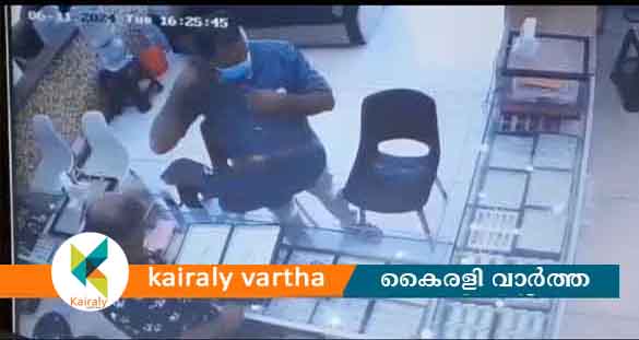 പട്ടാപകൽ ചങ്ങനാശ്ശേരിയിലെ ജ്വല്ലറിയിൽ നിന്നും  സ്വർണമാലകൾ മോഷ്ടിച്ച പ്രതി പിടിയിൽ