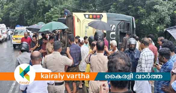 രാമപുരത്ത് അന്തർ സംസ്ഥാന ബസ് മറിഞ്ഞ് അപകടം: 15 പേർക്ക് പരിക്ക്; 3 പേരുടെ നില ഗുരുതരം