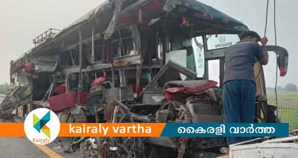 ഉന്നാവിൽ ഡബിൾ ഡക്കർ ബസും ട്രക്കും കൂട്ടിയിടിച്ച് 18 പേർ മരിച്ചു; നിരവധി പേർക്ക് പരിക്ക്