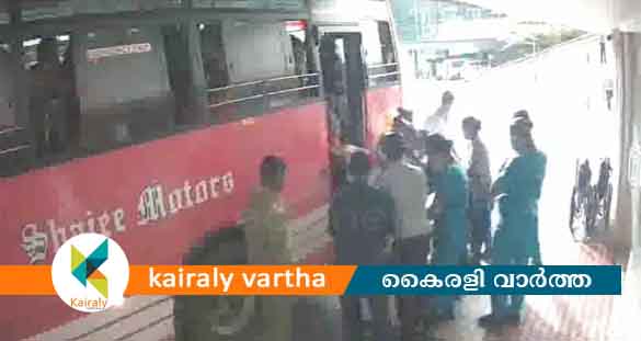 ബസിനുള്ളിൽ കുഴഞ്ഞു വീണ് യാത്രക്കാരന്‍; അതേ ബസിൽ ആശുപത്രിയിൽ എത്തിച്ച് ജീവനക്കാർ