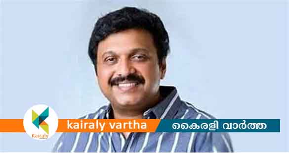 ഇരുചക്ര വാഹനങ്ങളുടെ പിന്നില്‍ ഇരുന്ന് സംസാരിച്ചാല്‍ പിഴ ചുമത്തുമോ? വാസ്തവം അറിയാം