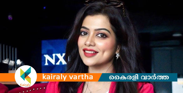 നടി പായല്‍ മുഖർജിക്കു നേരെ ആക്രമണം: കാറിന്റെ ചില്ല്‌ തകർത്ത നിലയില്‍
