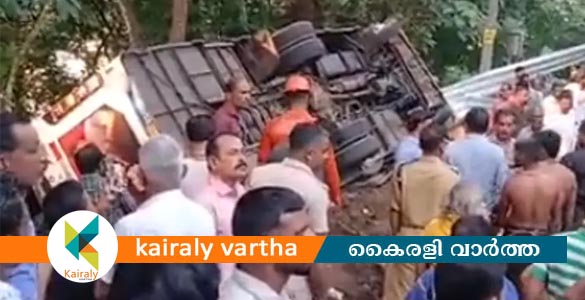എരുമേലിയിൽ ശബരിമല തീർഥാടകർ സഞ്ചരിച്ച ബസ് മറിഞ്ഞു; ഒരു മരണം, 3 പേരുടെ നില ​​ഗുരുതരം