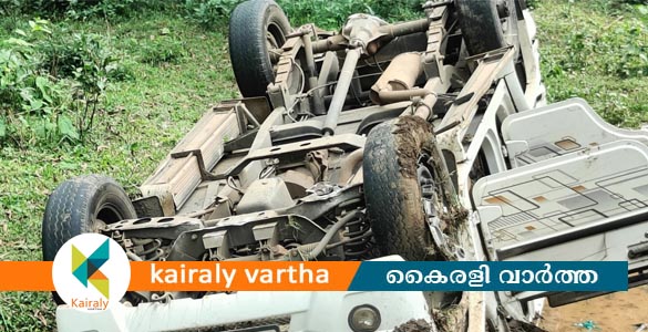 നിയന്ത്രണം വിട്ട ജീപ്പ് തലകീഴായി ചതുപ്പിലേക്ക് മറിഞ്ഞു; കുട്ടികൾ ഉൾപ്പടെ നിരവധി പേർക്ക് പരിക്ക്