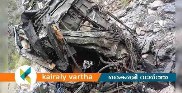 ജമ്മുകശ്മീരിൽ സൈനിക വാഹനം കൊക്കയിലേക്ക് മറിഞ്ഞ് 3 സൈനികർ മരിച്ചു