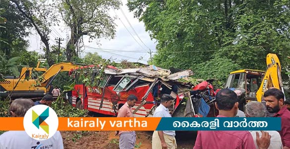 വണ്ടൂരിൽ ഓടിക്കൊണ്ടിരിക്കുന്ന ബസിനു മുകളിലേക്ക് ആൽമരം വീണു; നിരവധി പേര്‍ക്ക് പരിക്ക്‌‌
