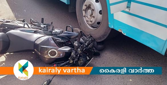 മണർകാട് ബൈക്ക് ബസിനടിയിലേക്ക് വീണു; യാത്രക്കാരൻ അത്ഭുതകരമായി രക്ഷപ്പെട്ടു