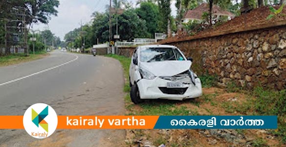 പൈകയിൽ നിയന്ത്രണം വിട്ട കാർ വൈദ്യുതി പോസ്റ്റിൽ ഇടിച്ച് ദമ്പതികൾക്ക്‌ പരിക്ക്