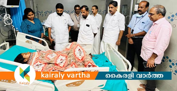 നവമിയെയും അലീനയെയും ആശുപത്രിയിൽ സന്ദർശിച്ച് മന്ത്രി വി.എൻ. വാസവൻ