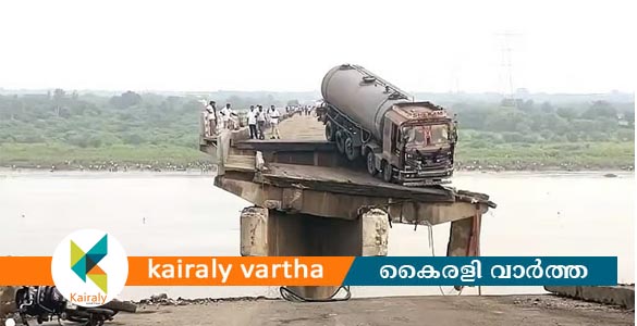 ഗുജറാത്തില്‍ പാലം തകര്‍ന്ന് വാഹനങ്ങള്‍ നദിയിലേക്ക് വീണു; രണ്ട് മരണം