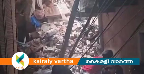 ഡല്‍ഹിയില്‍ നാലുനില കെട്ടിടം തകര്‍ന്നു വീണു; ഒട്ടേറെപ്പേര്‍ കുടുങ്ങി കിടക്കുന്നു