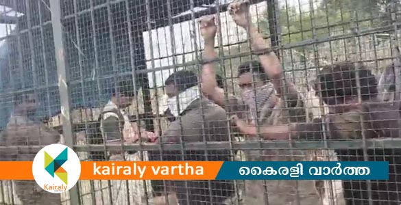 കടുവയെ പിടികൂടിയില്ല; കര്‍ണ്ണാടകയില്‍ വനംവകുപ്പ് ജീവനക്കാരെ കൂട്ടിലടച്ച് നാട്ടുകാര്‍