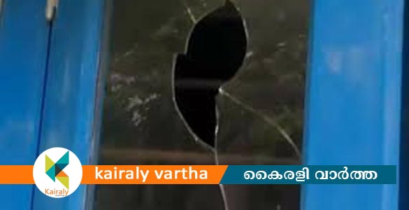 കോട്ടയത്ത് സ്കൂളിന് നേരെ ആക്രമണം; ജനലും വാതിലും തകർത്തു