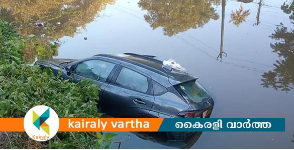 വൈക്കത്ത് കാര്‍ തോട്ടിലേക്ക് മറിഞ്ഞ് ഒരാള്‍ മരിച്ചു