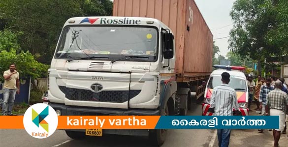 വൈക്കത്ത് കണ്ടെയ്നർ ലോറി ബൈക്കിലിടിച്ച് വീട്ടമ്മയ്ക്ക് ദാരുണാന്ത്യം