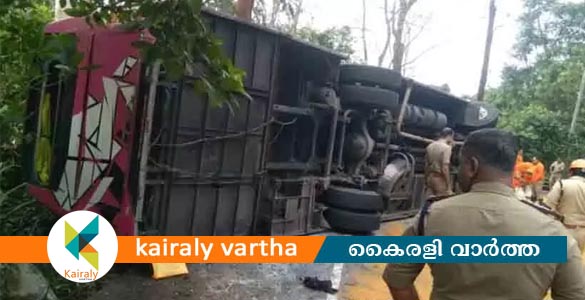 കുട്ടിക്കാനത്ത് ശബരിമല തീര്‍ഥാടകരുടെ ബസ് മറിഞ്ഞ് നിരവധി പേര്‍ക്ക് പരിക്ക്