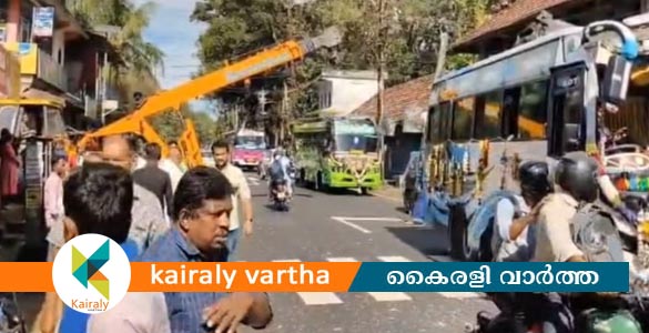 പാലായിൽ ശബരിമല തീർത്ഥാടകരുടെ വാഹനം അപകടത്തിൽപ്പെട്ടു