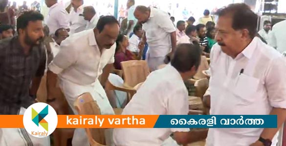 കൈ കൊടുക്കാൻ എഴുന്നേറ്റ് രാഹുൽ മാങ്കൂട്ടത്തിൽ; അവഗണിച്ച് രമേശ് ചെന്നിത്തല