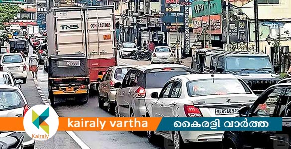 ഏറ്റുമാനൂർ നഗരത്തിൽ വൻ ഗതാഗതകുരുക്ക്; വാഹനങ്ങൾ കുടുങ്ങി കിടന്നത് മണിക്കൂറുകളോളം