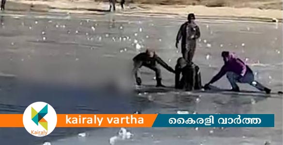 തവാങിലെ തടാകത്തിലൂടെ നടക്കുന്നതിനിടെ കൊല്ലം സ്വദേശി മുങ്ങി മരിച്ചു; മലപ്പുറം സ്വദേശിയെ കാണാതായി