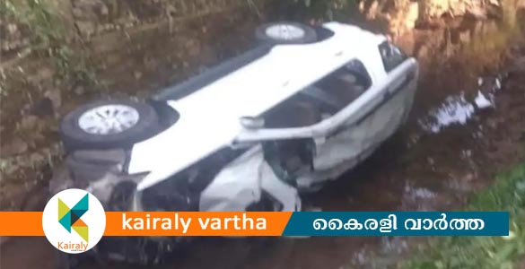 ചമ്പക്കരയില്&zwj; നിയന്ത്രണം വിട്ട കാർ തോട്ടിലേക്ക് മറിഞ്ഞ് അപകടം; ഒരാൾക്ക് ദാരുണാന്ത്യം