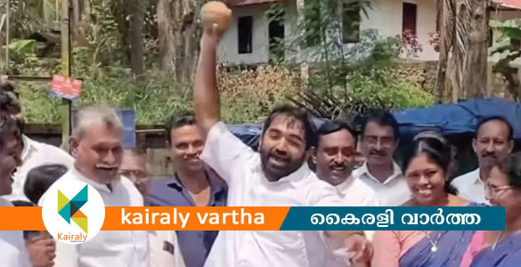 'സ്വാമിയേ ശരണമയ്യപ്പാ', തേങ്ങയുടച്ച് റോഡ് ഉദ്ഘാടനം; റോഡില്&zwj; പിറന്നാള്&zwj; ആഘോഷിച്ച് ചാണ്ടി ഉമ്മന്&zwj;