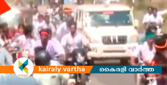 വിജയ്&zwnj;യെ ബൈക്കിൽ പിന്തുടരുന്നതിനിടെ അപകടം; ഒരു വിദ്യാര്&zwj;ഥിക്ക് ഗുരുതര പരിക്ക്