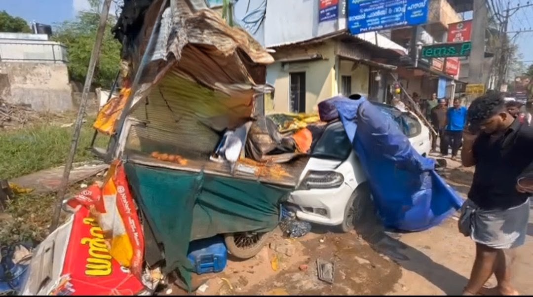 ചങ്ങനാശ്ശേരി മതുമൂലയിൽ കാർ തട്ടുകടയിലേക്ക് ഇടിച്ചു കയറി അപകടം; ഒരാൾക്ക് പരിക്ക്