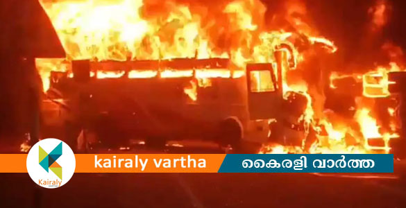 ആന്ധ്രയിൽ ബസും ലോറിയും കൂട്ടിയിടിച്ച് തീപിടിച്ചു; 10 പേര്&zwj; മരിച്ചു