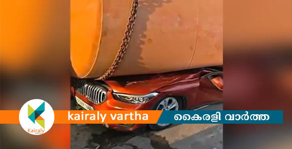 ബിഎംഡബ്ല്യൂ കാറിന് മുകളിലേക്ക് ലോറി മറിഞ്ഞു; ഹൈക്കോടതി അഭിഭാഷകന് ദാരുണാന്ത്യം