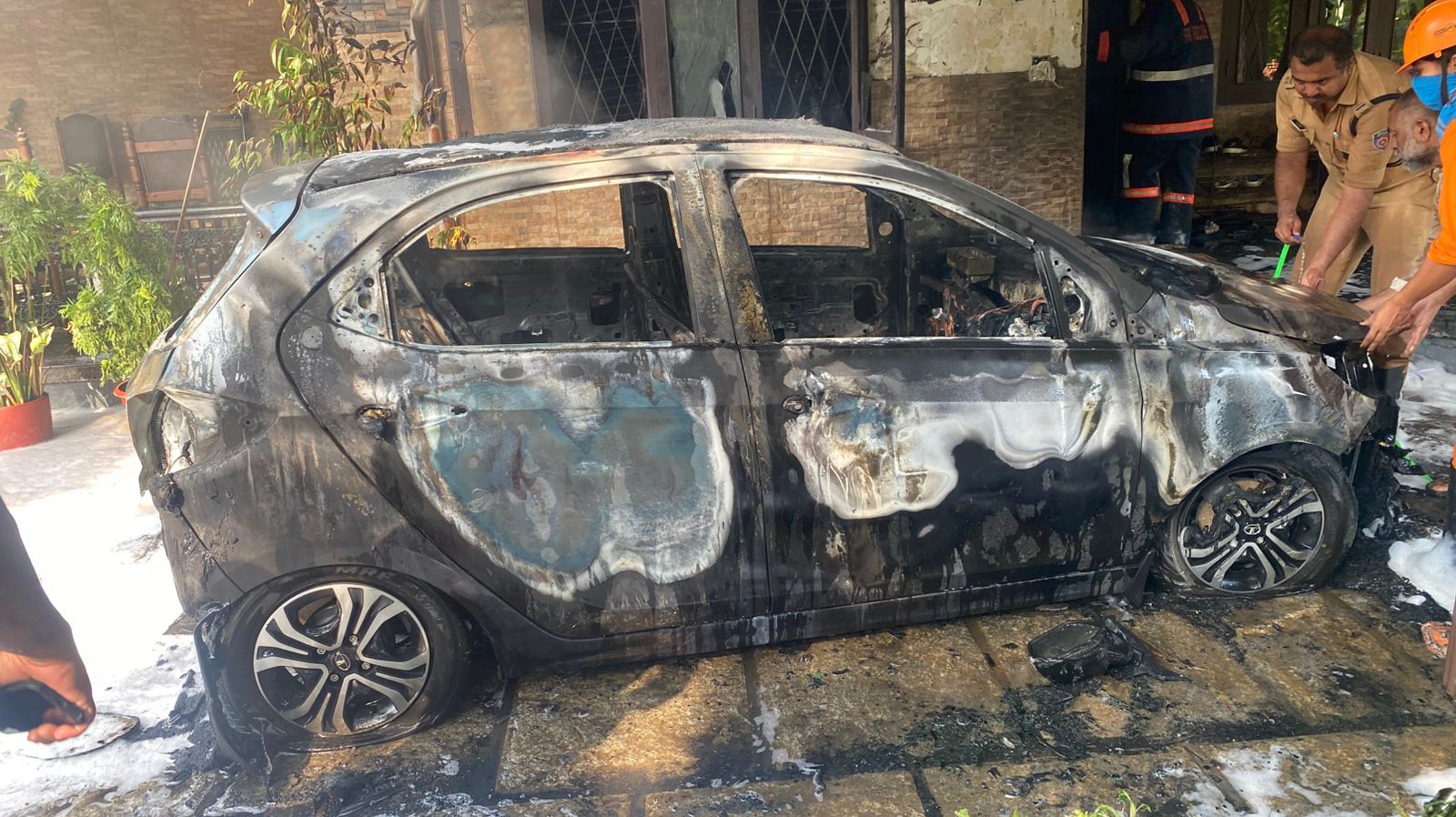 ഡോക്&zwnj;ടറുടെ കാറിന് മുൻ ജീവനക്കാരൻ തീവച്ചു; തീ വെച്ചയാൾക്കും ഗുരുതരമായ പൊള്ളൽ