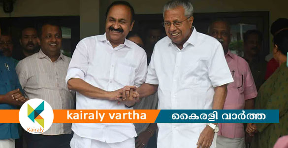 വി ഡി സതീശനെ കൈപിടിച്ച് സ്വീകരിച്ച് പിണറായി വിജയൻ