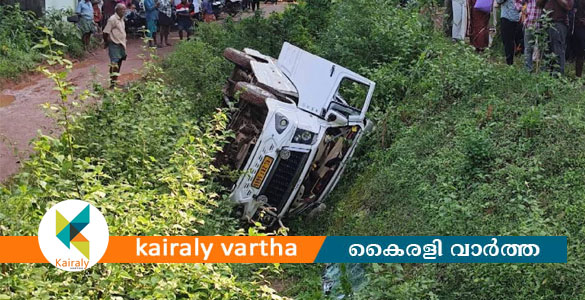 നെയ്യാറ്റിന്&zwj;കരയില്&zwj; സ്&zwnj;കൂള്&zwj; വാഹനം തോട്ടിലേക്ക് മറിഞ്ഞു; 7 കുട്ടികള്&zwj;ക്ക് പരിക്ക്